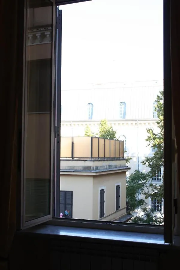 Bed and Breakfast Yiennese Two à Rome Couette-café
